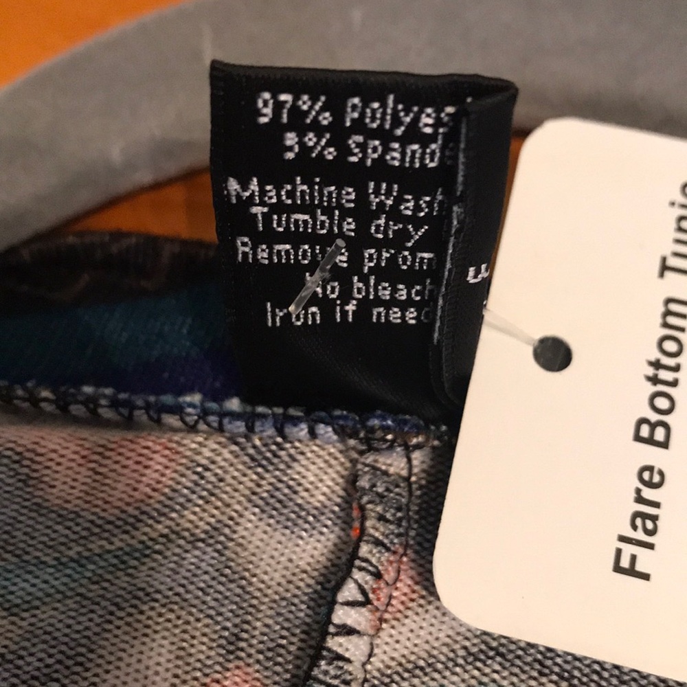 Win Win Tunic / NWT - Picture 7 of 8